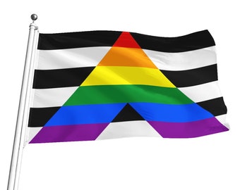 Puede incluir: Una bandera con rayas blancas y negras con un triángulo arcoíris en el centro. El triángulo está formado por los colores rojo, naranja, amarillo, verde, azul, añil y violeta. La bandera ondea en un asta.
