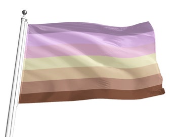Puede incluir: Una bandera del orgullo multicolor con seis franjas horizontales. Las franjas son lavanda, amarillo claro, marrón claro, marrón, marrón oscuro y marrón oscuro. La bandera ondea al viento.