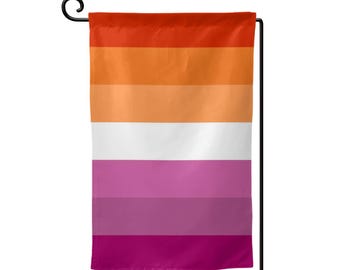 Puede incluir: Una bandera del orgullo lésbico con rayas horizontales de rojo, naranja, amarillo, blanco, rosa, morado claro y morado oscuro.