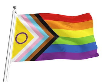Puede incluir: Una bandera del orgullo con un triángulo amarillo que contiene un círculo morado, seguido de una franja rosa, azul, marrón y negra. La bandera luego pasa a la bandera del orgullo arcoíris tradicional con franjas rojas, naranjas, amarillas, verdes, azules, índigo y violetas.