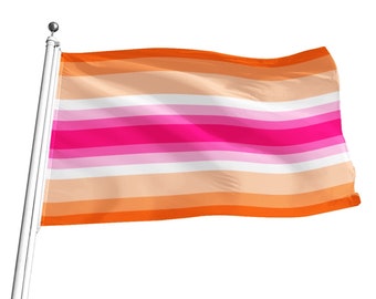 Puede incluir: Una bandera con franjas horizontales en tonos de naranja, melocotón, rosa y blanco, ondeando en un mástil plateado. La bandera es un símbolo de la comunidad lésbica, con los colores que representan diferentes aspectos.