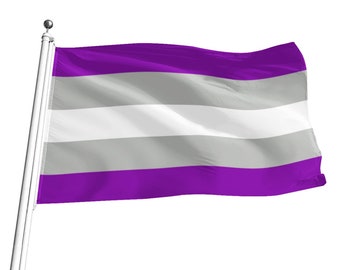 Puede incluir: Una bandera morada, blanca y gris ondeando en un asta de bandera. La bandera tiene cinco franjas horizontales: dos moradas, dos grises y una blanca.