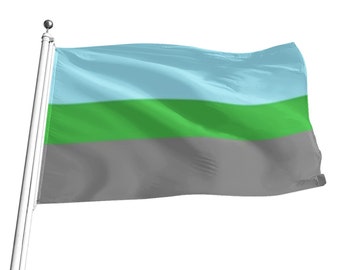 Puede incluir: Una bandera con tres franjas horizontales: azul claro, verde y gris. La bandera ondea al viento.