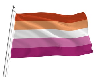 Puede incluir: Una bandera con un diseño de franjas horizontales en tonos rojo-naranja, naranja, naranja claro, blanco, rosa y magenta. La bandera está sujeta a un mástil plateado y ondea al viento sobre un fondo blanco.