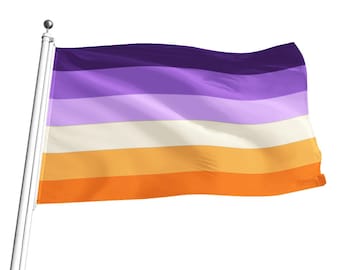 Puede incluir: Una bandera de rayas horizontales púrpuras, lavanda, blancas, amarillas y naranjas ondeando al viento.
