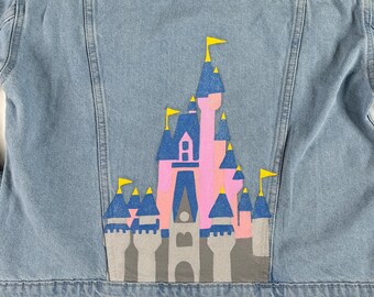 Giacca in denim dipinta a mano con motivo castello Disney – Giacca