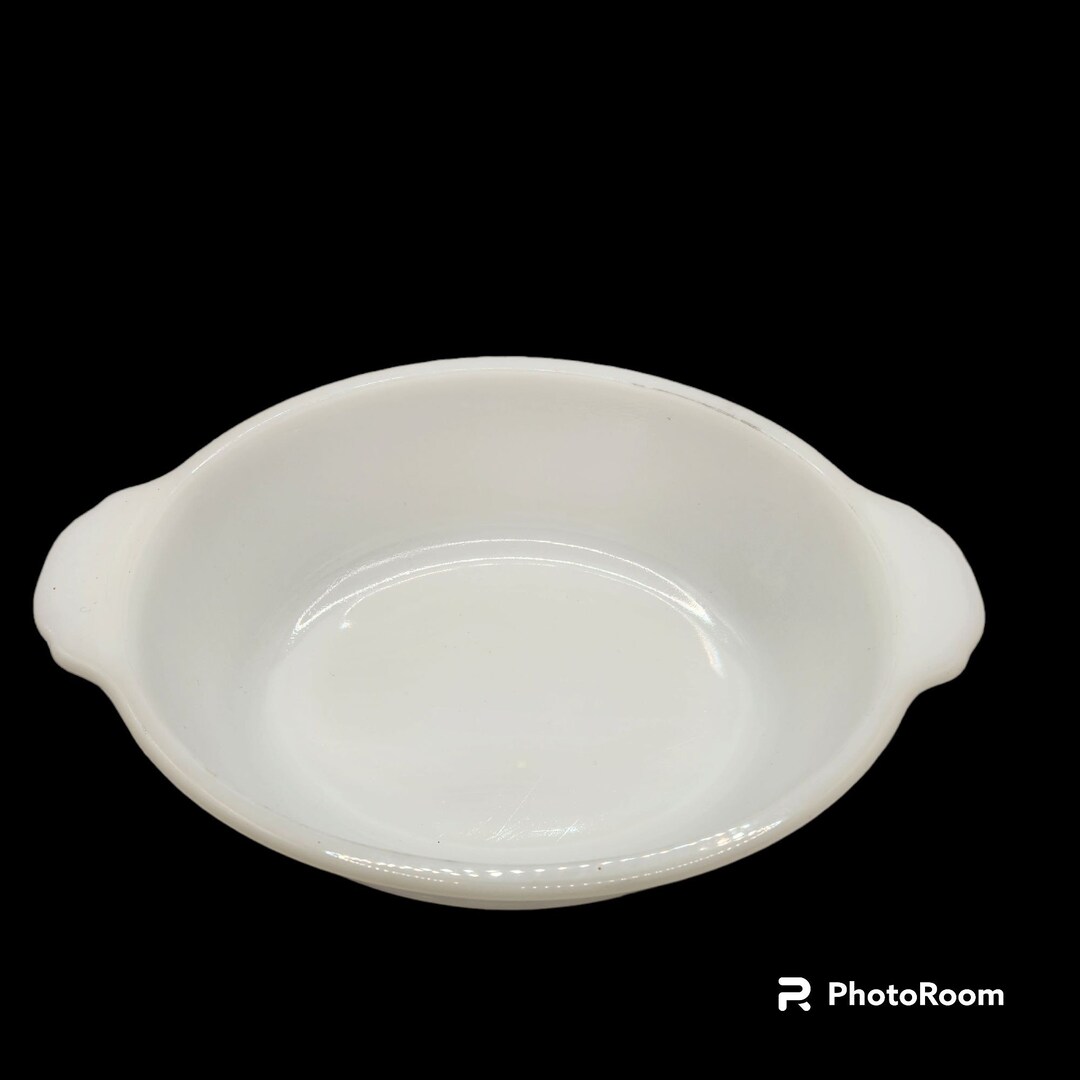 Vintage Anchor Hocking Fire King Milk Glass 1 1/2 Qt. Casserole Made in