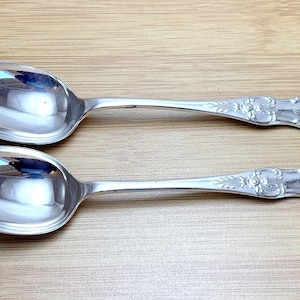 Rare paire de cuillères à dessert motif Queens de l'époque victorienne, Roberts, Smith and Co, Sheffield, c1840, monogrammé D
