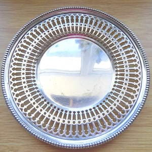 Petit porte-bouteille ancien en métal argenté, plat à bonbons, porte-objets, élégant design ajouré, Thomas Bradbury, Sheffield