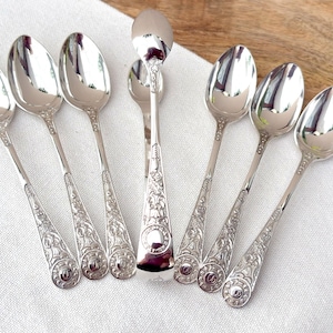 Utsmyckade vintage silverpläterade små te-/kaffeskedar och sockertång, monogrammerat D, Sheffield