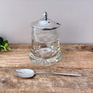 Pot de confiture antique en verre taillé avec couvercle en métal argenté et cuillère Walker Hall, 1926