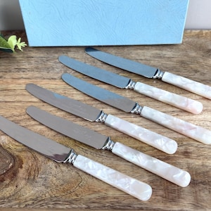 Könnte beinhalten: Rustikales Holzschild mit dem handgeschriebenen Text "Welcome to our home". Das rechteckige Schild hat eine Used-Optik und ein schlichtes, einladendes Design. Geeignet für den Innen- und Außenbereich.