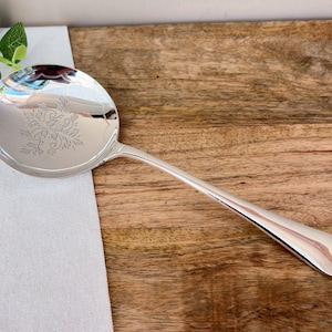 Cuchara redonda para servir bañada en plata antigua, con decoración grabada y diseño inglés antiguo.