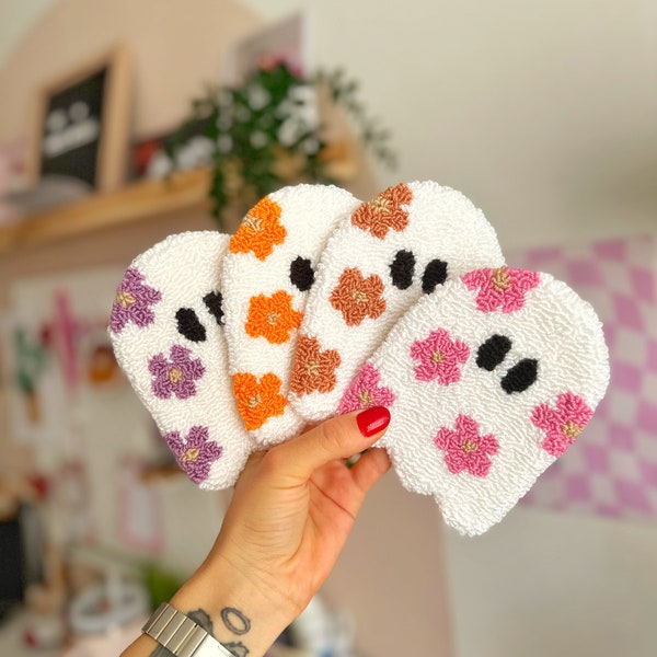 Daisy Ghost Mug Rug, Halloween Punch Needle Coaster, Daisy Ghostie Spooky Coaster,  Boo Tufted Rug, Pink Floral Ghost Coaster