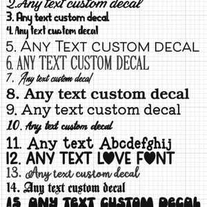 Op de afbeelding: Een raster met verschillende tekststijlen voor aangepaste stickers. De tekst "Any text custom decal" is in meerdere lettertypen weergegeven, waaronder een vet, bubbel lettertype en een script lettertype. Bevat ook de tekst "ANY TEXT LOVE FONT".