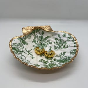 Plato para anillos con vieira de toile verde y blanco: bandeja para joyas costeras, regalo náutico