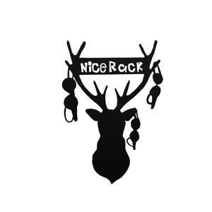 Puede incluir: Silueta negra de una cabeza de ciervo con cuernos. Los cuernos están decorados con un letrero que dice "Nice Rack" y varios objetos con forma de sujetador que cuelgan.