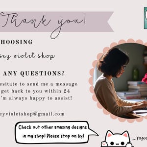 Puede incluir: Imagen promocional para la tienda Rosy Violet, con el texto "&iexcl;Gracias!" y "POR ELEGIR rosey violet shop". Una persona trabaja en un port&aacute;til, rodeada de libros y flores. La imagen tambi&eacute;n incluye la direcci&oacute;n de correo electr&oacute;nico de la tienda y una llamada a la acci&oacute;n.
