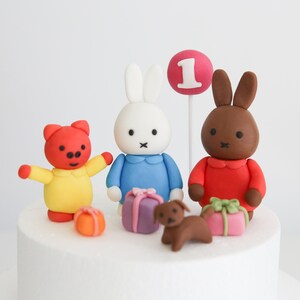 Miffy Cake Topper Fondant con palloncino e regali Bundle, graziose decorazioni per torte commestibili Miffy per feste di compleanno per bambini e neonati