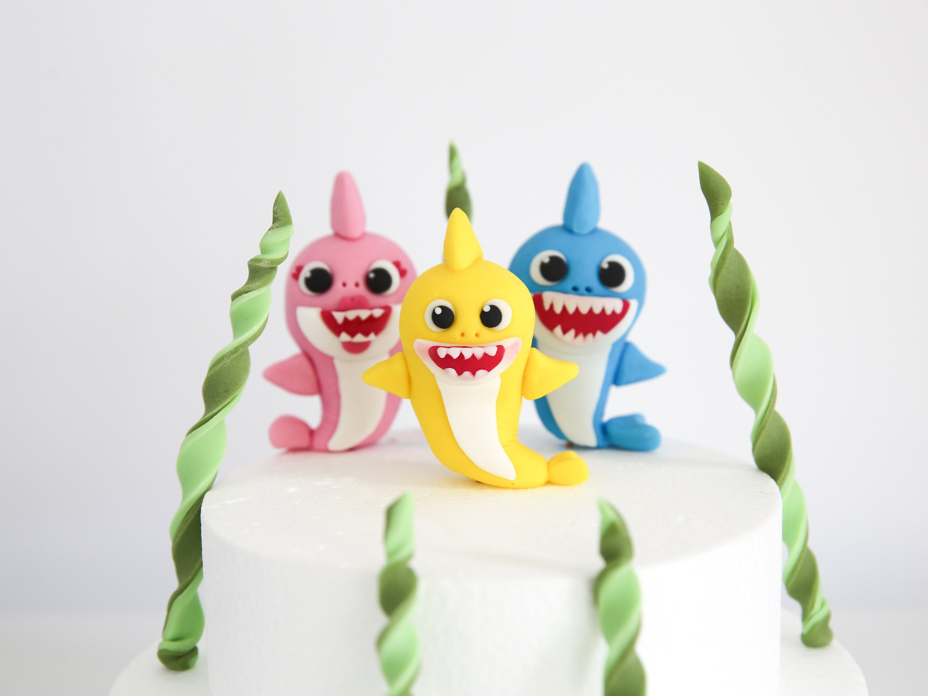 Juego de suministros para fiesta de cumpleaños de temática de Baby Shark,  para niños o niñas - sirve a 16 personas -platos, servilletas, tazas y  velas