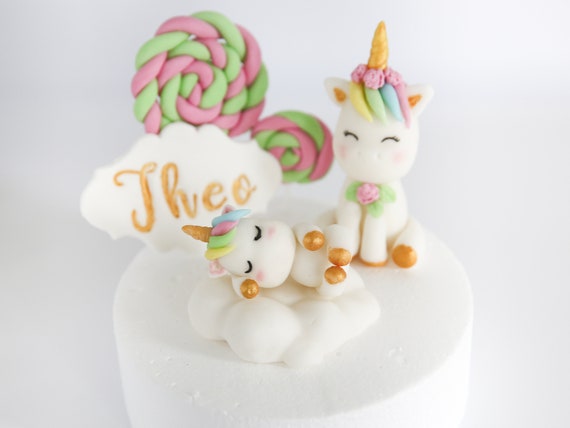 Simpatico topper per torta con unicorno per bambini, fondente su letto a  nuvola e unicorno sorridente con lecca-lecca e targhetta con nome per la  festa di compleanno di neonati e bambini 