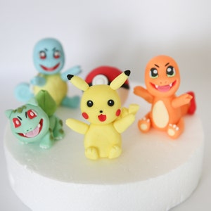 Puede incluir: Cinco figuritas de pastel de personajes de Pokemon de colores, incluyendo Pikachu, Bulbasaur, Charmander, Squirtle y una Pok&eacute; Ball. Las figuritas est&aacute;n hechas de fondant y son perfectas para un pastel de cumplea&ntilde;os con tem&aacute;tica de Pokemon.