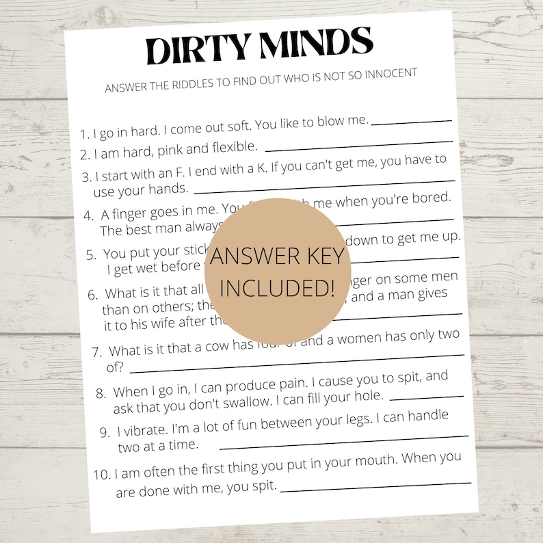Peut inclure: Un jeu imprimable intitul&eacute; "Dirty Minds" avec les instructions "R&eacute;pondez aux devinettes pour d&eacute;couvrir qui n'est pas si innocent". Le jeu comprend 10 devinettes avec des lignes vides pour les r&eacute;ponses. La cl&eacute; des r&eacute;ponses est incluse.