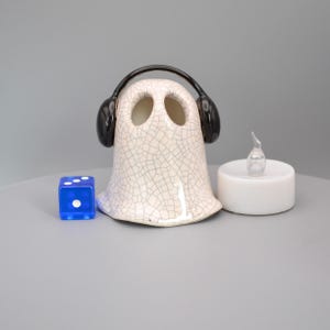 Hoofdtelefoon Ghost Luminary - Handgemaakte keramische houder voor vlamloos theelichtje - schattig aardewerk beeldje.