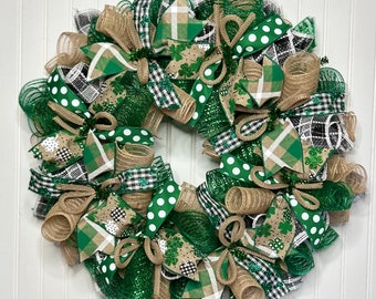 Op de afbeelding: Een groene, zwarte en witte St. Patricks Day krans met jute, geruit en stippen lint.