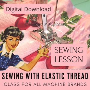 Könnte beinhalten: Eine Nähmaschine mit einem rosa Stoff mit einem Kirschendruck. Die Maschine näht mit elastischem Garn. Der Text "SEWING WITH ELASTIC THREAD" und "CLASS FOR ALL MACHINE BRANDS" befindet sich am unteren Rand des Bildes.