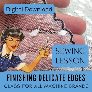 Puede incluir: Ilustración de estilo vintage que promociona una lección de costura. La imagen presenta a una mujer sosteniendo unas tijeras, con el texto "Descarga digital", "Lección de costura" y "Acabado de bordes delicados". La tela de encaje tiene un borde festoneado blanco y negro.