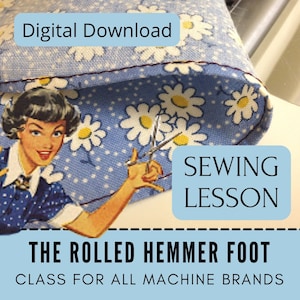Può includere: Lezione di cucito con download digitale con un'illustrazione retrò di una donna con le forbici. L'immagine include il testo: "The Rolled Hemmer Foot Class for All Machine Brands". Il tessuto ha uno sfondo blu con margherite bianche.