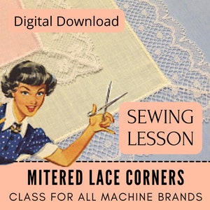 Może przedstawiać: Cyfrowa lekcja szycia na temat mitrowania rogów koronki. Lekcja jest przeznaczona dla wszystkich marek maszyn. Obraz przedstawia kobietę w niebieskiej sukience w kropki trzymającą nożyczki i kawałek materiału z koronkową lamówką.