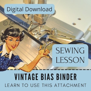 以下が含まれることがあります： ヴィンテージバイアスバインダーアタッチメントの使い方に関するデジタルダウンロードの縫製レッスン。画像には、女性とミシンをレトロに描いたイラストがあり、「Vintage Bias Binder」と「Sewing Lesson」というテキストが表示されています。