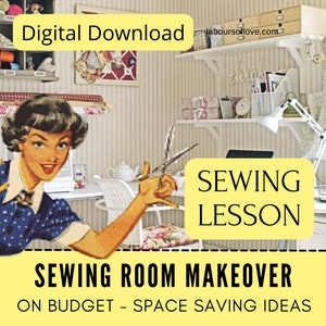 Könnte beinhalten: Eine Vintage-Illustration einer Frau, die eine Schere in einem Nähzimmer mit weißen Regalen und einer Nähmaschine hält. Der Text "Sewing Lesson" befindet sich auf einem gelben Banner. Der Text "Sewing Room Makeover On Budget - Space Saving Ideas" befindet sich auf einem gelben Banner am unteren Rand des Bildes.