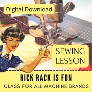Può includere: Una lezione di cucito su come cucire il cordoncino, un bordo decorativo, usando una macchina da cucire. L'immagine mostra un'illustrazione vintage di una donna che cuce con una macchina da cucire e il testo "Sewing Lesson Rick Rack is Fun Class for All Machine Brands".