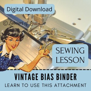 以下が含まれることがあります： ヴィンテージのミシンアタッチメント、バイアスバインダー、青い布のストリップが通されています。画像には、「デジタルダウンロード」、「ラブの労働」、「縫製レッスン」、「ヴィンテージバイアスバインダー」、「このアタッチメントの使い方を学ぶ」というテキストが含まれています。