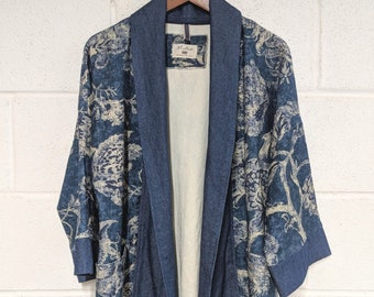 Stilvolle Boho-Jacke, Vintage-Washed-Out-Indigo-Blumen, Mix & Match, weicher Denim / Bio-Baumwolle, mittelschwere, einfach zu tragende lässige Strickjacke