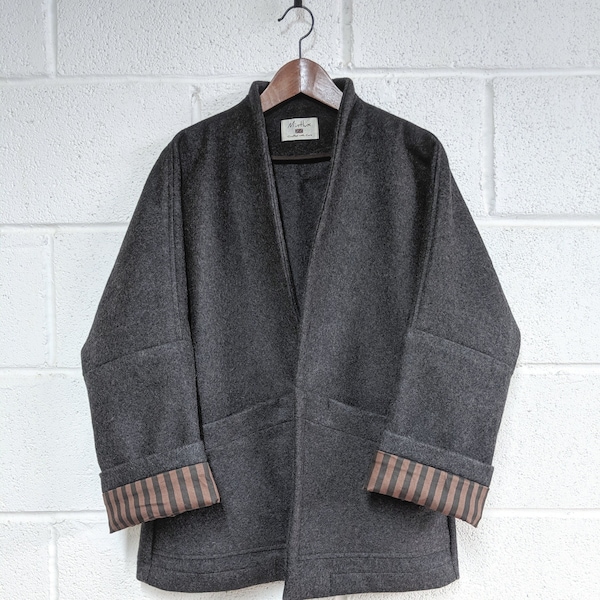 Veste kimono d'hiver minimaliste, laine britannique pure et chaude, élégante mais décontractée, facile à porter avec de grandes poches