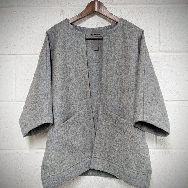 Veste en pure laine minimaliste, luxueux cardigan Batwing acier/gris, pure laine italienne moyenne/lourde, facile à porter avec de grandes poches spacieuses.