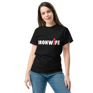 Camiseta de apoyo al triatlón femenino, camiseta IronWIFE, triatlón de distancia 70.3, IronMA Gales, triatleta de distancia, IRONwoman, camiseta del equipo de animadoras