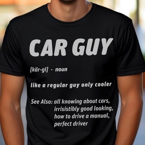 Peut inclure: Un t-shirt noir avec du texte blanc qui dit "CAR GUY [kär-gī] - nom comme un mec normal mais plus cool Voir aussi : tout savoir sur les voitures, irrésistiblement beau, savoir conduire une boîte manuelle, conducteur parfait"