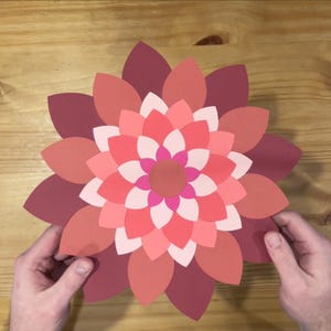 Kit fai da te per fiori di carta: bordeaux/rosa / set di artigianato 12x12" / pezzi di carta pretagliati e colorati / base in legno autoadesiva / arte da parete/mensola