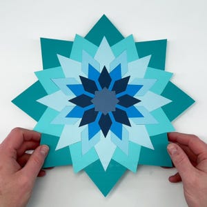 DIY Papierstern-Art-Kit 8-Punkt: Petrol | 30x30cm Bastelset | Vorgeschnittene, farbunterlegte Papierstücke | Selbstklebende Holzsockel | Wandkunst