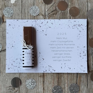 Scarica il modello di stampa PDF Capodanno con fascetta di tavoletta di cioccolato 2025 souvenir Regalo di Capodanno dicendo regalo