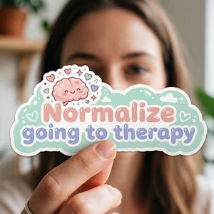 Naklejka „Normalizuj chodzenie na terapię” | Naklejka winylowa „Materiały zdrowia psychicznego” | Prezent dla terapeuty | Butelka na wodę na laptopa do dbania o siebie