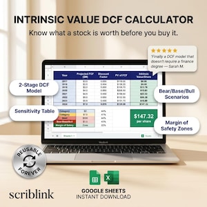 Op de afbeelding: Een laptopscherm toont een financiële calculator met de tekst "INTRINSIC VALUE DCF CALCULATOR". Het scherm toont gegevenstabellen, grafieken en de tekst "$147,32 per aandeel". Extra tekst is "2-Stage DCF Model" en "Bear/Base/Bull Scenarios."