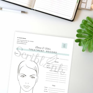 Pu&ograve; includere: Un foglio bianco di trattamento Botox & Filler con un disegno a tratto di un viso. Il foglio include sezioni per i dettagli del prodotto, i numeri di lotto e le aree di trattamento. La parte superiore del foglio riporta il testo "Dr. Sarah Adams" e le informazioni di contatto.