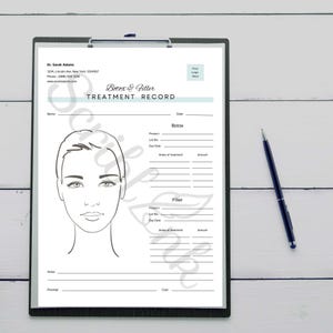 Pu&ograve; includere: Un appoggio per appunti nero con un foglio di registrazione del trattamento bianco per le procedure di Botox e filler. Il foglio include un diagramma facciale, spazi per i dettagli del prodotto e una penna. Il testo sul foglio recita "Botox & Filler TREATMENT RECORD."