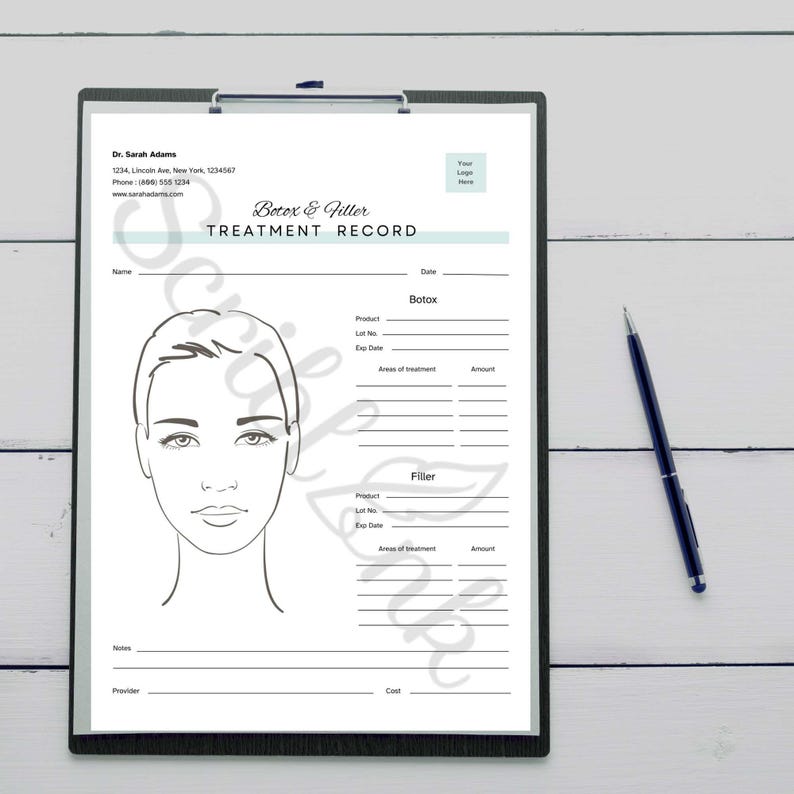 Pu&ograve; includere: Un appoggio per appunti nero con un foglio di registrazione del trattamento bianco per le procedure di Botox e filler. Il foglio include un diagramma facciale, spazi per i dettagli del prodotto e una penna. Il testo sul foglio recita "Botox & Filler TREATMENT RECORD."